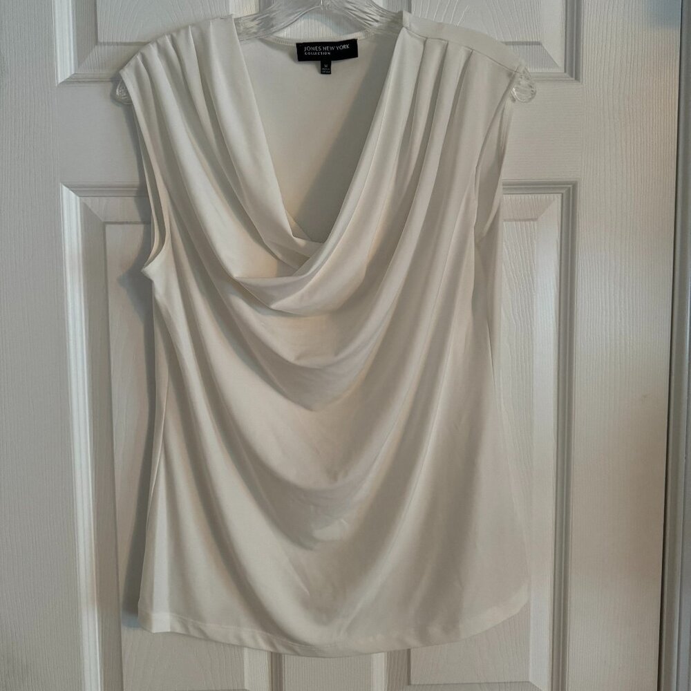Jones New York White Scoop-tiered, Sleeveless Camisole Shell Top. JNY size M